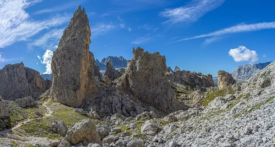 Průsmyk Cir v přírodním parku Puez-Geisler v údolí Val Gardena v Dolomitech - Jižní Tyrolsko