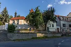 Poloha údajného kláštera – vlevo kostel svatého Petra a Pavla, vpravo statek č.p. 10