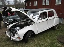 Dyane s odkrytým motorem – model do roku 1969 bez třetího bočního okénka