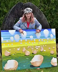 Zuzana Čížková s obrazem "Zrození" (2020)