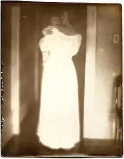 Esther L. Martin spolu s Jamesem U. Martinem, asi 1919