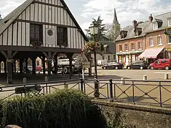 Clères, v pozadí kostel sv. Vedasta