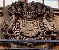 Erb na průčelí paláce