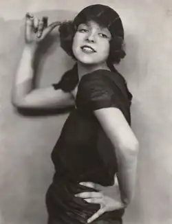 Mladá pózující americká herečka Clara Bow.