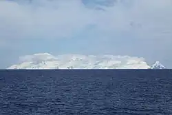 Clarence Island, Mount Irving zcela vlevo