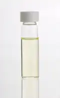 Lahvička čiré, lehce žlutavě zbarvené tekutiny
