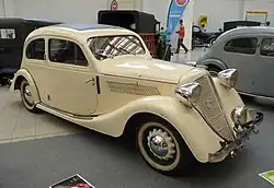 Automobil Z 5 s béžovou karoserií