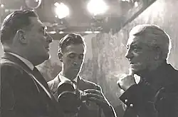 Claude Fayard (uprostřed) s kamerou, Léon Zitrone (vlevo) a Jean Gabin (vpravo)