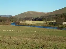 řeka v údolí mezi Drake Law a Tewsgill Hill