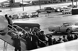 Agenti tajné služby a prezidentský personál nesou rakev Johna Kennedyho po schodech do Air Force One v Love Field, 22. listopadu 1963.