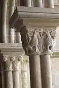 Reliéfní výzdoba hlavic sloupů s motivem ptáci klovajících hrozen