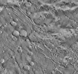 Údolí Clanis Valles vpravo dole součástí Coloe Fossae (THEMIS)