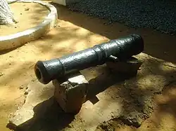 Dělo z koloniální éry, jež je v muzeu umístěné od jeho otevření v roce 1957