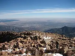 Pohled na Colorado Springs a Koloradskou piedmontní plošinu z hory Pikes Peak