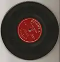 Vzácný 7palcový (17cm) vinyl fy Columbia s rychlostí 33⅓ ot/min a mikrodrážkou ZLP z roku 1948 (rok „představení“ mikrodrážky)