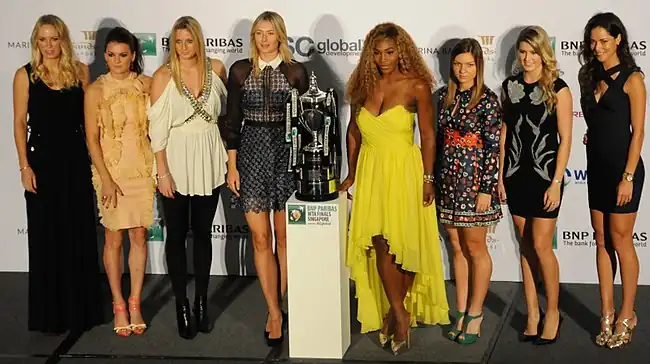Hráčky dvouhry s pohárem Billie Jean Kingové při slavnostním rozlosování Turnaje mistryň 2014 Caroline Wozniacká, Agnieszka Radwańská, Petra Kvitová, Maria Šarapovová, Serena Williamsová, Simona Halepová, Eugenie Bouchardová a Ana Ivanovićová