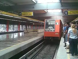 Vlak NM-79 ve stanici Pantitlán