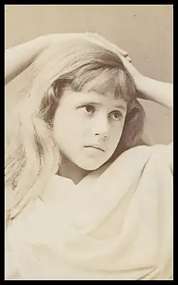 Elliott & Fry: Connie Gilchristová