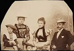 Constantin Grünberg 6-vuotiaana vanhempiensa Constantin Grünbergin ja Eugenie Grünbergin sekä lastenhoitajansa, mahdollisesti neiti Elfrida Saerensin kanssa ryhmäkuvassa noin, 1897