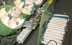 Potáče v zásobníku soukacího stroje