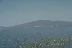 Jezero Awasa, kaldera Corbetti vlevo hore (sedlo medzi vulkanickými strukturami)