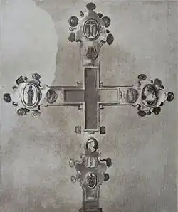 černobílý obraz zlatého ostatkového korunovačního kříže