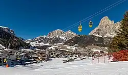 Corvara od východu, pohled od sjezdovky s lanovkou