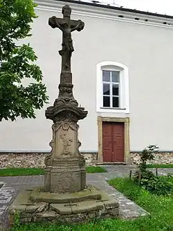 kříž před kostelem