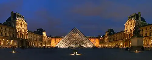 1984 – Pyramida v Louvru, Paříž, Francie