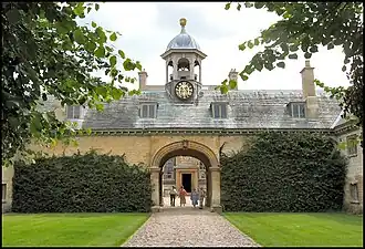 Vchod na západní nádvoří Belton House