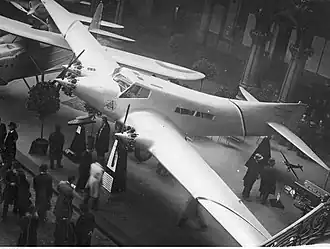 Letoun Couzinet vystavený v Paříži (1930)