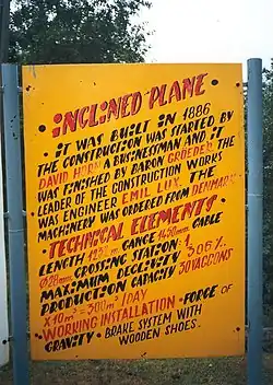 Tabulka se základními údaji o lanové dráze tak, jak v létě 2000 stála u dolní stanice.