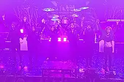 Creeper na koncertě v Bristolu v listopadu 2023. Zleva: Lawrie Pattison, Sean Scott, Hannah Greenwood, Will Gould, Jake Fogarty, Ian Miles