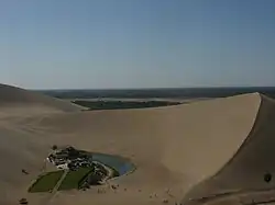 Jezero obklopené dunami