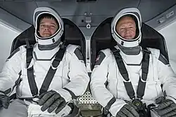Astronauti Robert Behnken (nalevo) a Douglas Hurley (napravo) na palubě lodi Crew Dragon