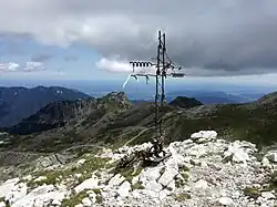 Vrcholový kříž, v pozadí severoitalská nížina, cíl rakousko-uherské ofenzívy na jaře 1916.