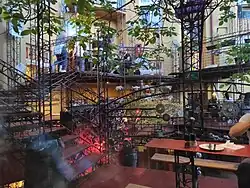 Zahrádka mezi patry domu