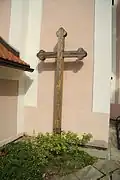 Kříž před kostelem