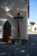 Cross near chapel in Rácovice, Třebíč District.JPG
