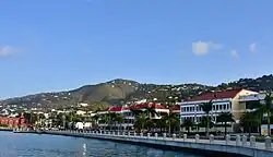 Pohled na horu Crown Mountain z historického přístavního města Charlotte Amalie