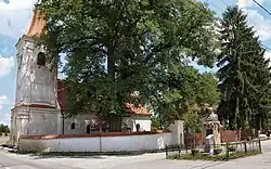 Kalvínský kostel, v popředí památník S.K. Csomy