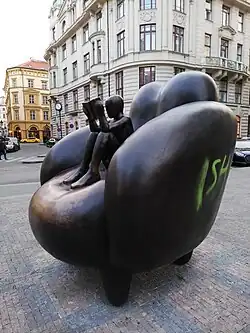Čtenář v křesle, Praha 1, nám. Franze Kafky