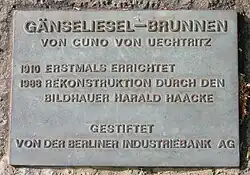 Plaketa o původu a autorství kašny. Autor Cuno von Uechtritz-Steinkirch, rok vzniku 1910. V roce 1988 vznikla replika, autor Harald Haacke. Jednalo se o dar od Berliner Industriebank.
