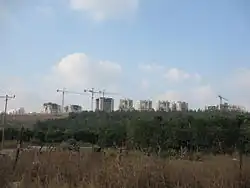 Výstavba obce Cur Jicchak na vrcholku Giv'at Me'amer