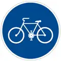 Příkazová dopravní značka C 8a „Stezka pro cyklisty“ přikazuje cyklistům užít v daném směru takto označeného pruhu nebo stezky. Pruhu nebo stezky smí užít i osoba vedoucí jízdní kolo.