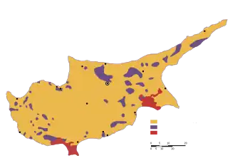 Etnografická mapa Kypru z roku 1973. Zlatá značí Řeky, fialová turecké enklávy a červená britské základny.[1]