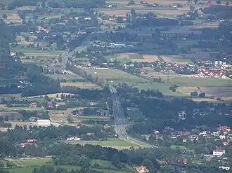 Úsek silnice vedoucí přes obec Čantoryje