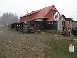 Turistická chata pod Velkou Čantoryjí s rozcestníkem trasy 7950 v pozadí