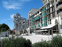 Volnočasová zóna před Czech Photo Centre v Seydlerově ulici, vlevo kinetická socha Trifot Davida Černého