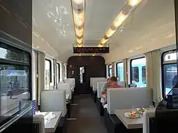 Interiér jídelního vozu
